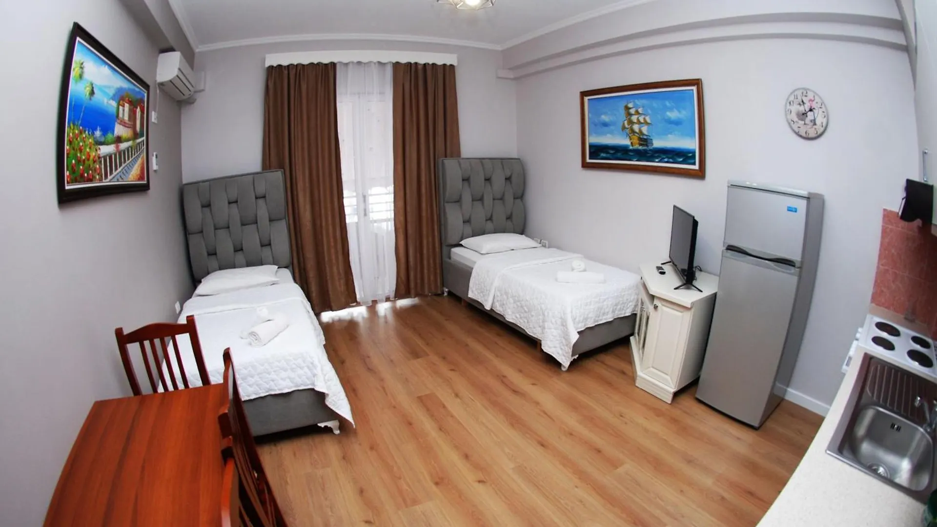 Hotel Vila Alvin & Apartments Sarandë 2*,